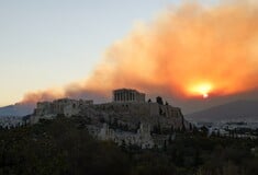 Ο καπνός της φωτιάς καλύπτει την Αττική για δεύτερη ημέρα