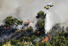 Φωτιά στην Αττική: 32 εναέρια μέσα επιχειρούν με το πρώτο φως