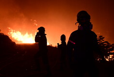 Φωτιά στην Αττική: Ριπαίοι άνεμοι από τα ξημερώματα - Ελαφρώς βελτιωμένη η εικόνα στα πύρινα μέτωπα 