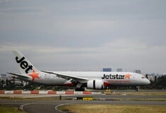 Jetstar: Άνδρας άνοιξε την πόρτα του αεροπλάνου και περπάτησε στο φτερό