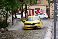 Κακοκαιρία ΑΤΕΝΑ: Ζευγάρι ανέβηκε στην οροφή αυτοκινήτου, επιβάτες λεωφορείου εγκλωβίστηκαν από τα ορμητικά νερά