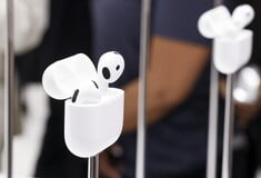 Τα νέα AirPods μειώνουν την ένταση για να συνομιλείτε με τους γύρω σας- Αλλά μήπως είναι αγένεια;