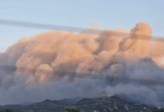 Ανεξέλεγκτη η φωτιά στο Ξυλόκαστρο- Κάηκε πυροσβεστικό όχημα, έκτακτη σύσκεψη Κικίλια