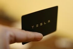 Υπάλληλοι της Tesla κλείνουν την πόρτα στα μούτρα διευθυντών που ψάχνουν για ψεύτικες αναρρωτικές