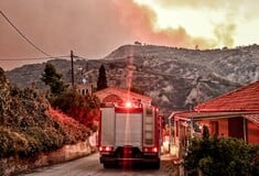 Ανεξέλεγκτη η φωτιά στο Ξυλόκαστρο - Μάχη με τις αναζοπυρώσεις