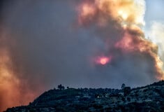 Φωτιά στο Ξυλόκαστρο: Εκκενώνονται ακόμη τέσσερις οικισμοί με 112 