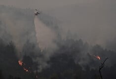 Σε ύφεση η φωτιά στο Ξυλόκαστρο - Συνδράμουν ευρωπαϊκά πυροσβεστικά αεροσκάφη