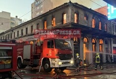 Μεγάλη φωτιά τώρα σε εγκαταλελειμμένο κτίριο στον Πειραιά