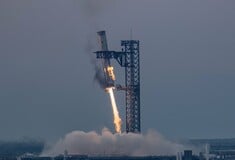 Ιστορική πρωτιά για την SpaceX: Αναχαίτισε μέρος πυραύλου μετά την εκτόξευση