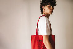 Η ιεραρχία των tote bags: Τι (θέλουμε να) λέει η τσάντα μας για εμάς 