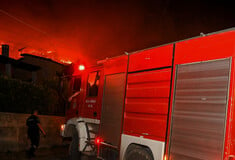 Μαίνεται η φωτιά στο Παγγαίο - Καίει σε δύσβατες χαράδρες και γκρεμούς σε υψόμετρο 1.400 μέτρων