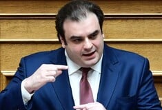 Ο Κυριάκος Πιερρακάκης έθεσε σε αναστολή τον καθηγητή που μοίραζε ομοφοβικά φυλλάδια σε μαθητές