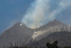 Ινδονησία: Εξερράγη ηφαίστειο, καπνοί και τέφρα κάλυψαν χωριά - Τουλάχιστον 9 νεκροί