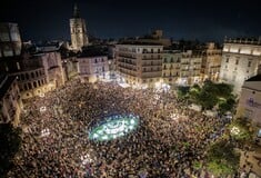 «Είστε δολοφόνοι, παραιτηθείτε»: Μαζικές διαδηλώσεις σε Μαδρίτη και Βαλένθια για τις πλημμύρες - Πολίτες συγκρούστηκαν με αστυνομικούς