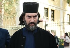 «Είμαι ο πατήρ Αντώνιος, σας κοιτώ στα μάτια επειδή μπορώ» λέει ο ιδρυτής της «Κιβωτού» μετά την ενοχή του στο δικαστήριο