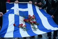 Πολυτεχνείο: Προς την αμερικανική πρεσβεία η αιματοβαμμένη ελληνική σημαία