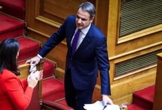 Κυριάκος Μητσοτάκης: Αποχώρησε από τη Βουλή λόγω πόνου στη μέση