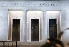 Καταχρηστικές χρεώσεις τραπεζών: Πώς η Τράπεζα της Ελλάδος επιχειρεί να μειώσει τις υψηλές προμήθειες