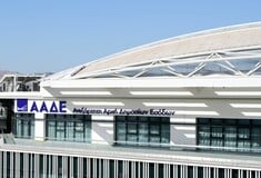 ΑΑΔΕ: Εσωτερική έρευνα για τον εμπλεκόμενο υπάλληλο σε κύκλωμα λαθρεμπορίας ποτών