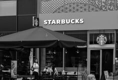 Starbucks: Απεργούν εργαζόμενοι πάνω από 300 καταστημάτων στις ΗΠΑ