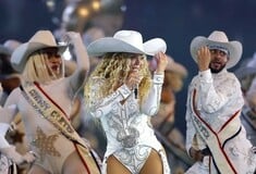 Η Beyoncé on stage τραγουδά με την κόρη της το «Texas Hold 'Em»