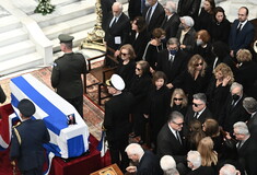 Στη Μητρόπολη η σορός του Κώστα Σημίτη - Με τιμές εν ενεργεία πρωθυπουργού η κηδεία