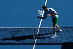 Australian Open: Ο Μεντβέντεφ έσπασε μανιωδώς την κάμερα του φιλέ με τη ρακέτα του