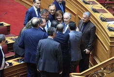 Κωνσταντίνος Τασούλας: Συγχαρητήρια και χαμόγελα στη Βουλή μετά την ανακοίνωση της υποψηφιότητας