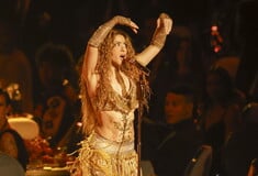 Η Shakira αφιέρωσε το Grammy που κέρδισε στους «μετανάστες αδελφούς και αδελφές της»