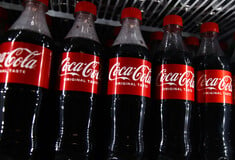 Η Coca-Cola προαναγγέλλει χρήση περισσότερου πλαστικού, λόγω των δασμών του Τραμπ 