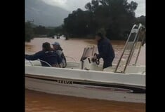 Κεφαλονιά: Με ταχύπλοο μετακινούνται κάτοικοι στα πλημμυρισμένα Περατάτα