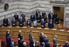 Ενός λεπτού σιγή στη Βουλή για τα θύματα των Τεμπών