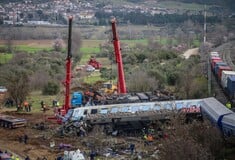 Τέμπη: Εντοπίστηκε στο Κουλούρι κομμάτι της οροφής της δεύτερης μηχανής της εμπορικής αμαξοστοιχίας