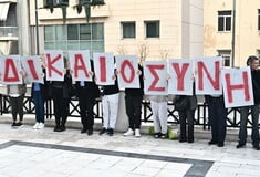 «Δικαιοσύνη» για το Μάτι ζητούν συγκεντρωμένοι στο Εφετείο - Εν αναμονή της πρότασης της εισαγγελέως