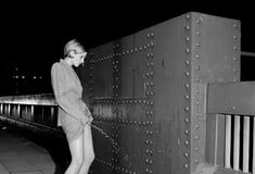 Pissing Women: H φωτογραφική σειρά των ‘90s επιστρέφει τριάντα χρόνια μετά