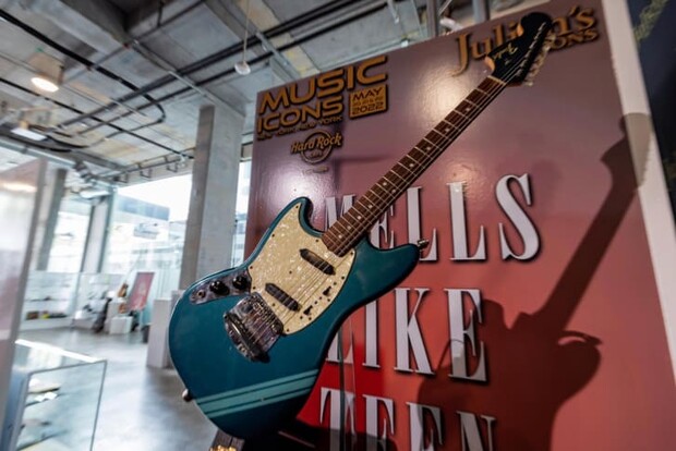 Στο «σφυρί» η θρυλική μπλε κιθάρα του Κερτ Κομπέιν από το «Smells Like Teen  Spirit» των Nirvana | LiFO