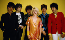 «Πίσω απ΄ όλα παραμόνευαν διαρκώς τα ναρκωτικά»: Οι Blondie στο απόγειο της δόξας τους 