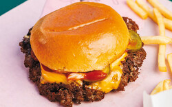 Epos Burgers: Στην Αντίπαρο για αυθεντικό smash burger