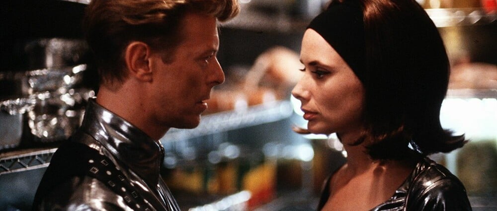 Κυκλοφορεί επιτέλους η ρομαντική κομεντί με πρωταγωνιστή τον David Bowie που κανείς σχεδόν δεν έχει δει 