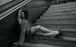 Άζζα-Μια γαζέλα, σ' ένα κόσμο λιονταριών