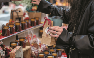To Christmas Market στην πλατεία Κοτζιά φέρνει τη μαγεία των γιορτών στην καρδιά της πόλης