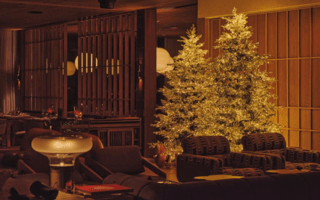 Γιορτές στα Asteria: H γειτονιά της Γλυφάδας φοράει τα καλά της και γεμίζει με εορταστικό φως