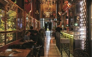 Urban Bar: Εδώ μαζεύονται τρεις διαφορετικές γειτονιές, και καθεμία έχει έναν καλό λόγο