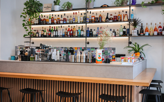 Commune: Specialty καφές, premium ποτά και μια συλλογή από βινύλια σε ένα νέο υβριδικό στέκι