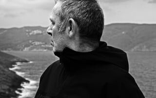 «Αυτή είναι η γειτονιά μου σκύλε»: Ο Παύλος Παυλίδης παρουσιάζει το βιβλίο του στο ΦΟΥΓΑΡΟ