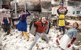 Η φαλακρή τραγουδίστρια