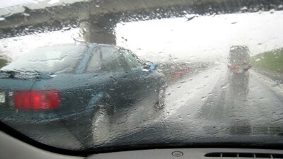 Κίνδυνοι και λάθη όταν οδηγούμε με βροχή