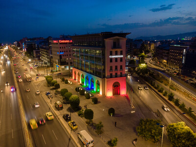 Η Anytime φωταγωγεί το κτίριο της Interamerican για το Pride Month