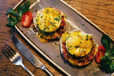 Egg benedict με ψωμί μπριός