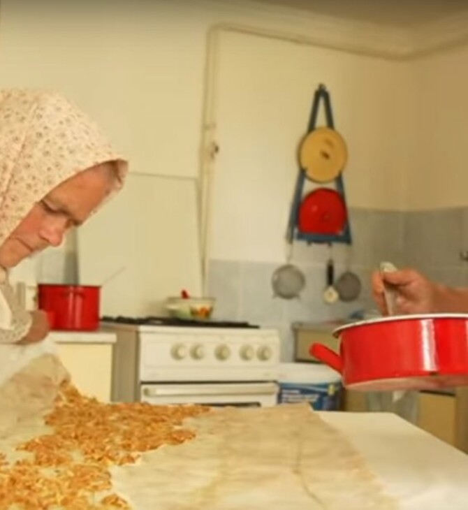 Δύο γιαγιάδες αδερφές από την Ουγγαρία φτιάχνουν το πιο λαχταριστό στρούντελ του κόσμου
